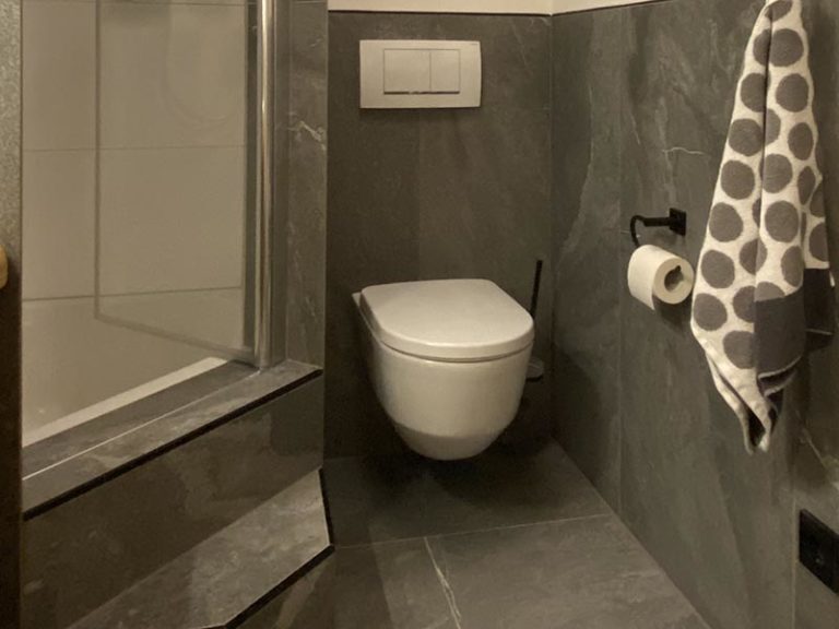 Obere Etage Badezimmer – für 6 Personen