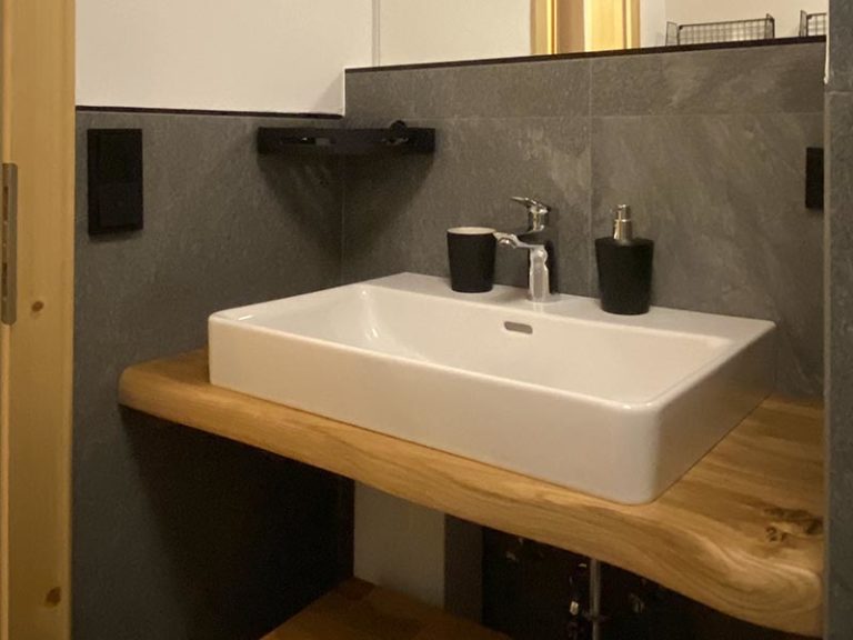 Obere Etage Badezimmer – für 6 Personen